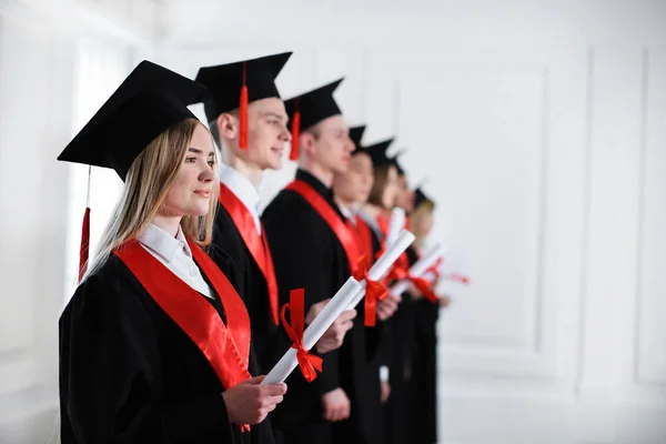 Studenten Bachelorroben Mit Diplomen Drinnen Abschlusstag — Stockfoto