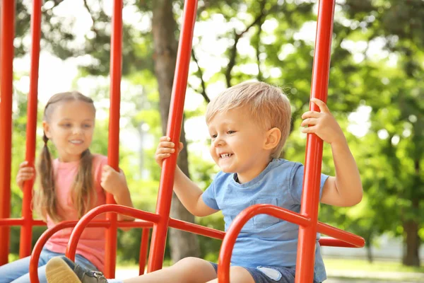 Bonito Crianças Brincando Balanços Parque — Fotografia de Stock