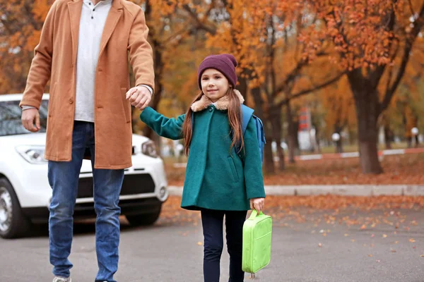 Schattig Klein Meisje Naar School Met Haar Vader Gaan — Stockfoto