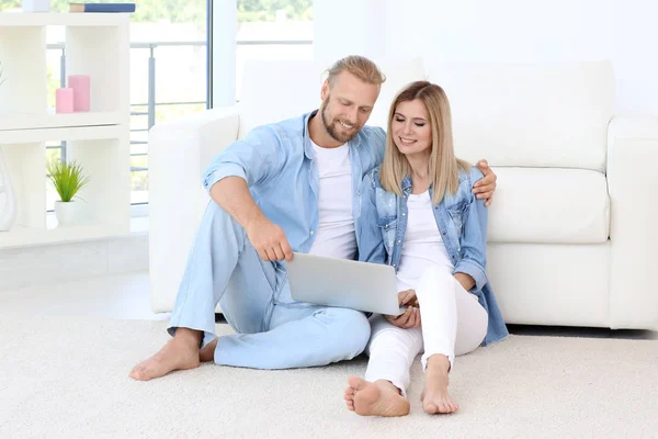 Pareja Feliz Con Portátil Moderno Casa —  Fotos de Stock