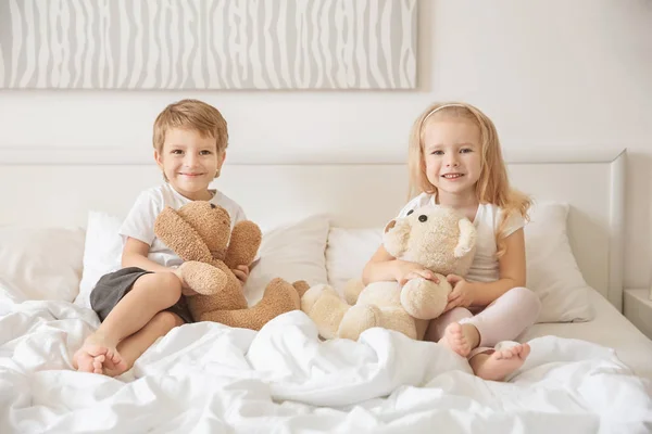 Crianças Bonitos Com Brinquedos Cama Casa — Fotografia de Stock