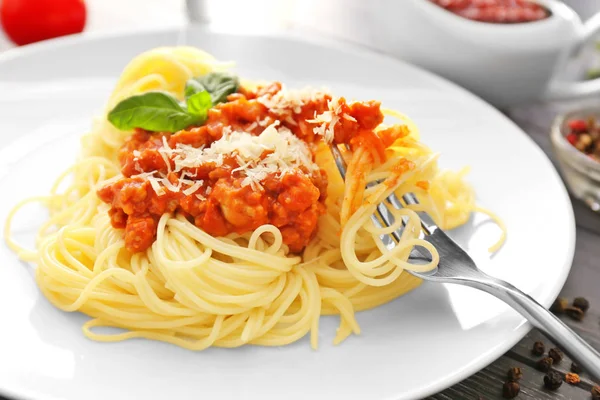 Leckere Pasta Mit Fleischsoße Auf Dem Teller — Stockfoto