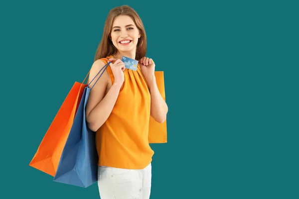 Hermosa Mujer Joven Con Bolsas Compras Tarjeta Crédito Fondo Color — Foto de Stock