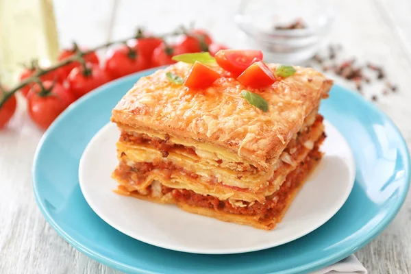 Assiette Avec Lasagnes Savoureuses Sur Table — Photo