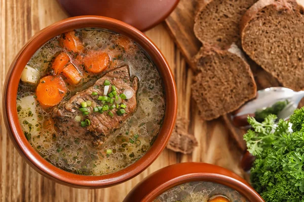 Tablo pişirilmiş etli güveç pot