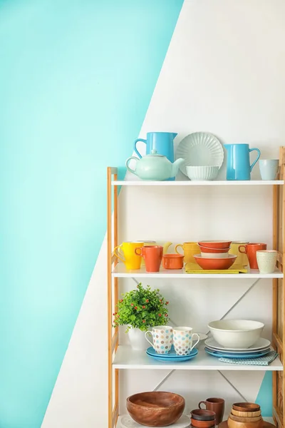 Estantería Cocina Con Platos Sobre Fondo Pared Color —  Fotos de Stock