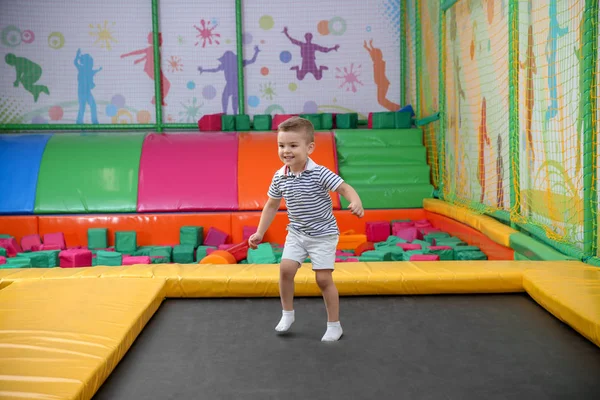 Cute Boy Jumping Trampolinie Centrum Rozrywki — Zdjęcie stockowe