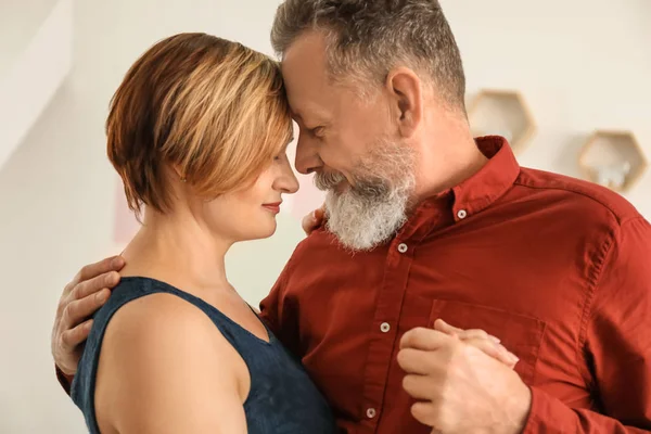 Gelukkig Volwassen Paar Dansen Thuis — Stockfoto