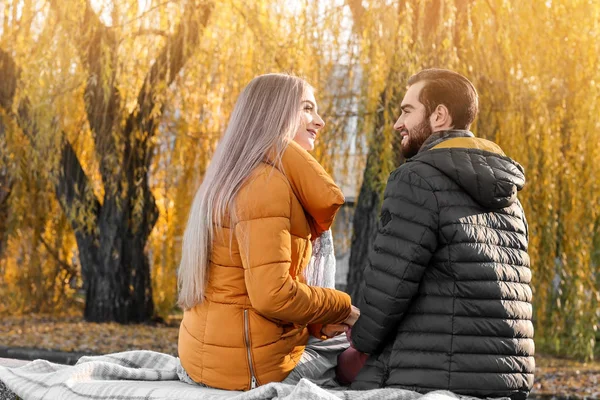 Junges Romantisches Paar Herbstpark — Stockfoto
