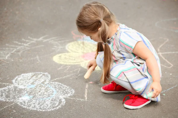Милая Маленькая Девочка Рисует Мелом Асфальте — стоковое фото