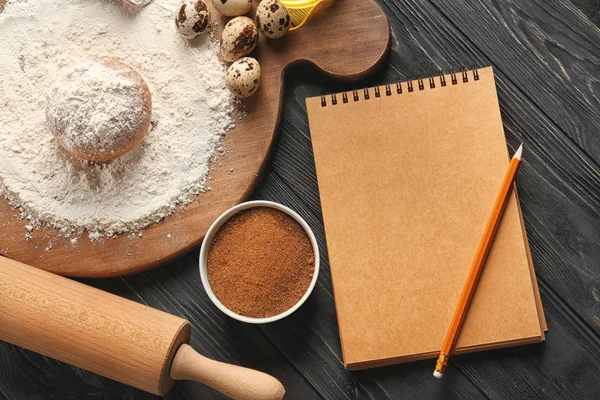 Notizbuch Und Zutaten Für Selbstgebackenes Brot Auf Holztisch — Stockfoto