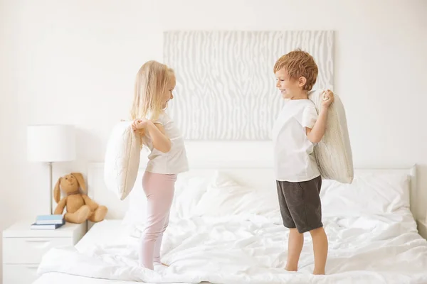 Bonito Crianças Divertindo Cama Juntos — Fotografia de Stock