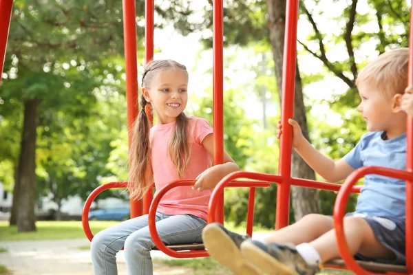Niedliche Kleine Kinder Spielen Auf Schaukeln Park — Stockfoto