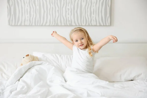 Linda Niña Estirándose Cama Casa — Foto de Stock