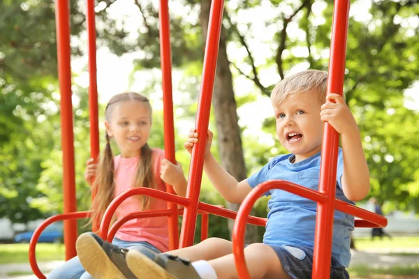 Lindos Niños Pequeños Jugando Columpios Parque —  Fotos de Stock