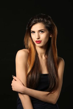 Zarif makyaj ve siyah arka plan üzerine uzun kirpiklerini çekici genç kadın. Kirpik uzantıları