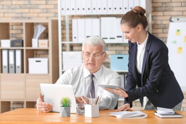 Ofis stajyer ile olgun Pazarlama Yöneticisi