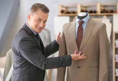 Atelier şık takım elbise terzi gösteren manken