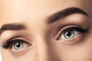Düzeltme, closeup sonrasında güzel kaşları olan kadın