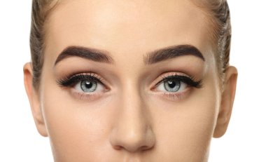 Beyaz arka planda, closeup güzel kaşları olan kadın