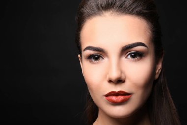 Siyah arka plan üzerine güzel kaşları olan kadın