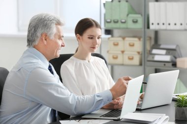 Ofis stajyer ile olgun Pazarlama Yöneticisi