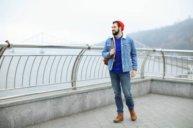 Yakışıklı trendy hipster köprüde açık havada yürüyüş