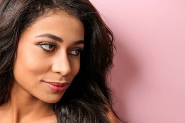 Renk arka plan üzerinde uzun kirpiklerini çekici Afrikalı-Amerikalı kadın. Kirpik uzantıları