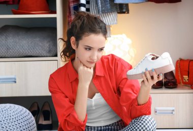 Güzel kız ayakkabı dolap evde yakınındaki seçme