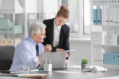 Ofis stajyer ile olgun Pazarlama Yöneticisi