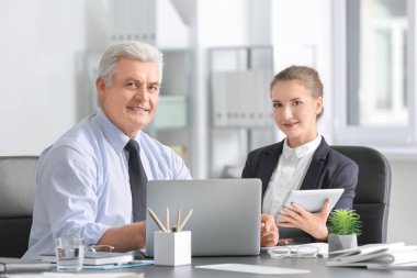 Ofis stajyer ile olgun Pazarlama Yöneticisi