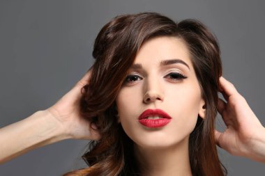 Zarif makyaj ve gri arka plan üzerinde uzun kirpiklerini olan kadın. Kirpik uzantıları