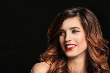 Zarif makyaj ve siyah arka plan üzerine uzun kirpiklerini çekici genç kadın. Kirpik uzantıları