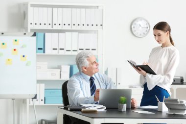 Ofis stajyer ile olgun Pazarlama Yöneticisi