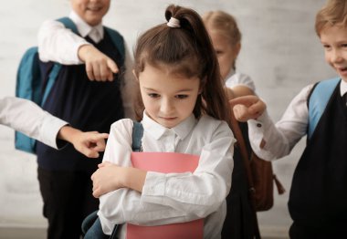 Çocuklar onların sınıf arkadaşı kapalı zorbalık