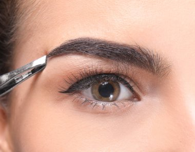 Genç kadın kaş şekli, portre düzeltme