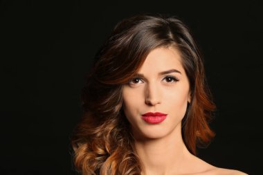 Zarif makyaj ve siyah arka plan üzerine uzun kirpiklerini çekici genç kadın. Kirpik uzantıları