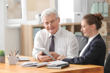 Ofis stajyer ile olgun Pazarlama Yöneticisi