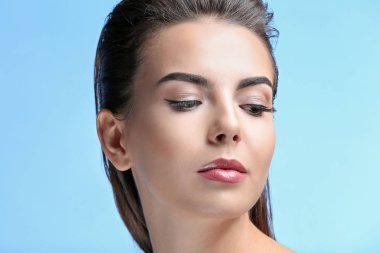 Renk arka plan üzerinde güzel kaşları olan kadın