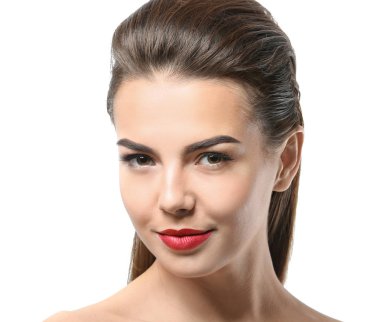 Beyaz arka plan üzerinde güzel kaşları olan kadın