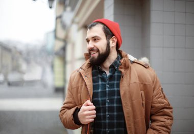 Yakışıklı trendy hipster açık havada yürüyüş