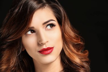 Zarif makyaj ve siyah arka plan üzerine uzun kirpiklerini çekici genç kadın. Kirpik uzantıları