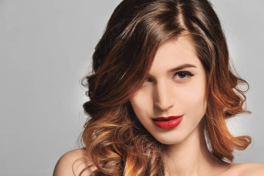 Zarif makyaj ve gri arka plan üzerinde uzun kirpiklerini olan kadın. Kirpik uzantıları