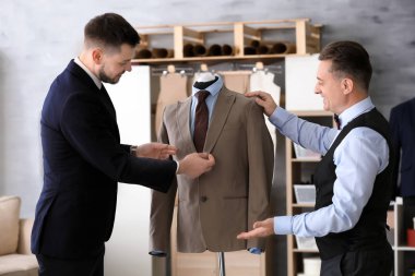 Terzi gösteren takım atelier istemciye