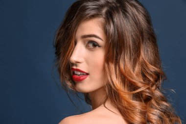 Zarif makyaj ve renk arka plan üzerinde uzun kirpiklerini çekici genç kadın. Kirpik uzantıları