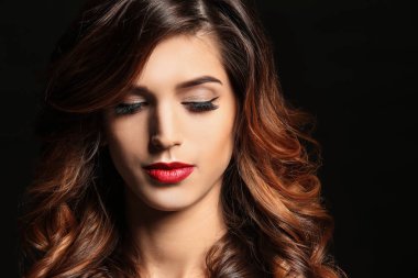 Zarif makyaj ve siyah arka plan üzerine uzun kirpiklerini çekici genç kadın. Kirpik uzantıları