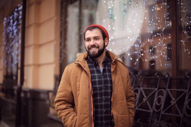 Yakışıklı trendy hipster açık havada yürüyüş