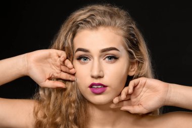 Güzel kaşları koyu arka plan üzerinde olan kadın portresi