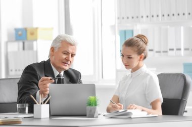 Ofis stajyer ile olgun Pazarlama Yöneticisi