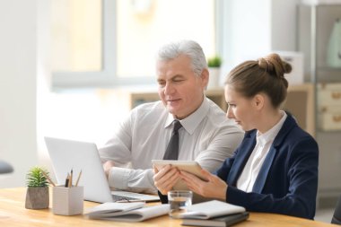 Ofis stajyer ile olgun Pazarlama Yöneticisi